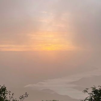 山の谷間の雲海も、いいな🤩