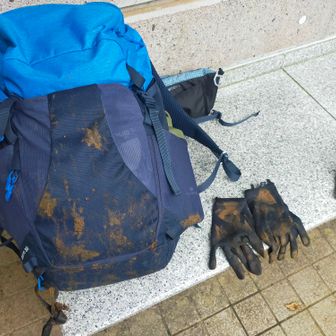 リュックも手袋もストックも泥んこです...
女の川でおしりとカバン以外は洗い流しました！
さて、リュックはどう洗うのか...