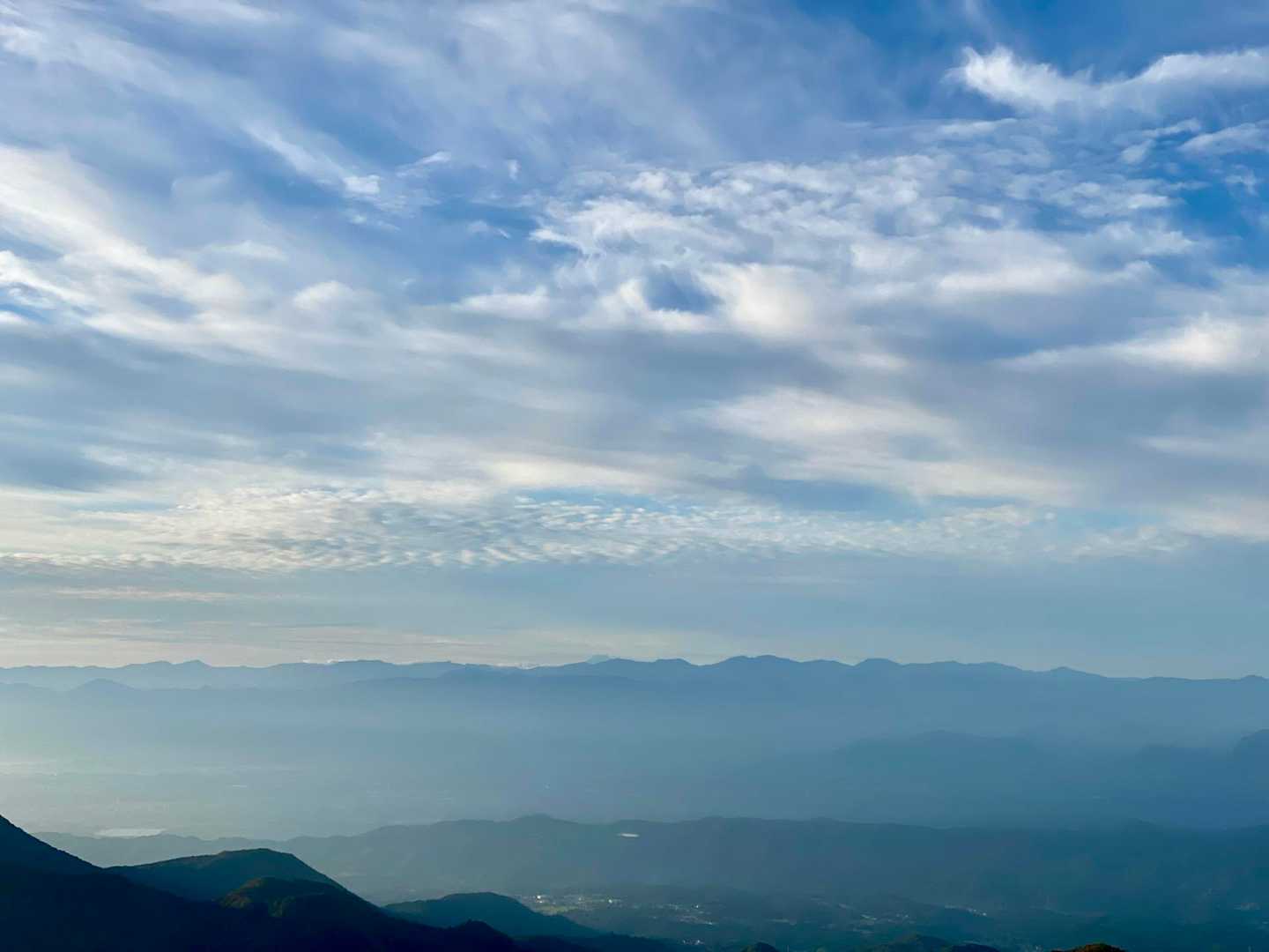 うっすら富士山の頭頂部と、埼玉方面の山並みかな。