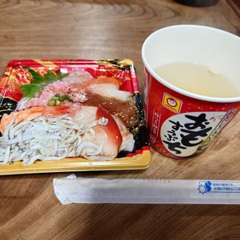 本殿にて大護摩祈祷していただいた後、休憩所にてお昼ご飯
お湯も持参し、温かいお雑煮も一緒にいただきました