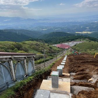 ケーブルカーの代替として建設中のミニモノレールの柱