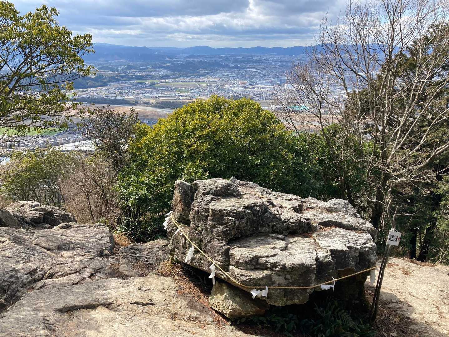 この岩 🪨 は、「奥津磐座」と呼ばれ、神宿る岩　🪨 なんだって。
そしたら、岩 🪨 の向こうから神の声 🧚 が … 😳 さ〜て、神の声 🧚 の正体は⁉️