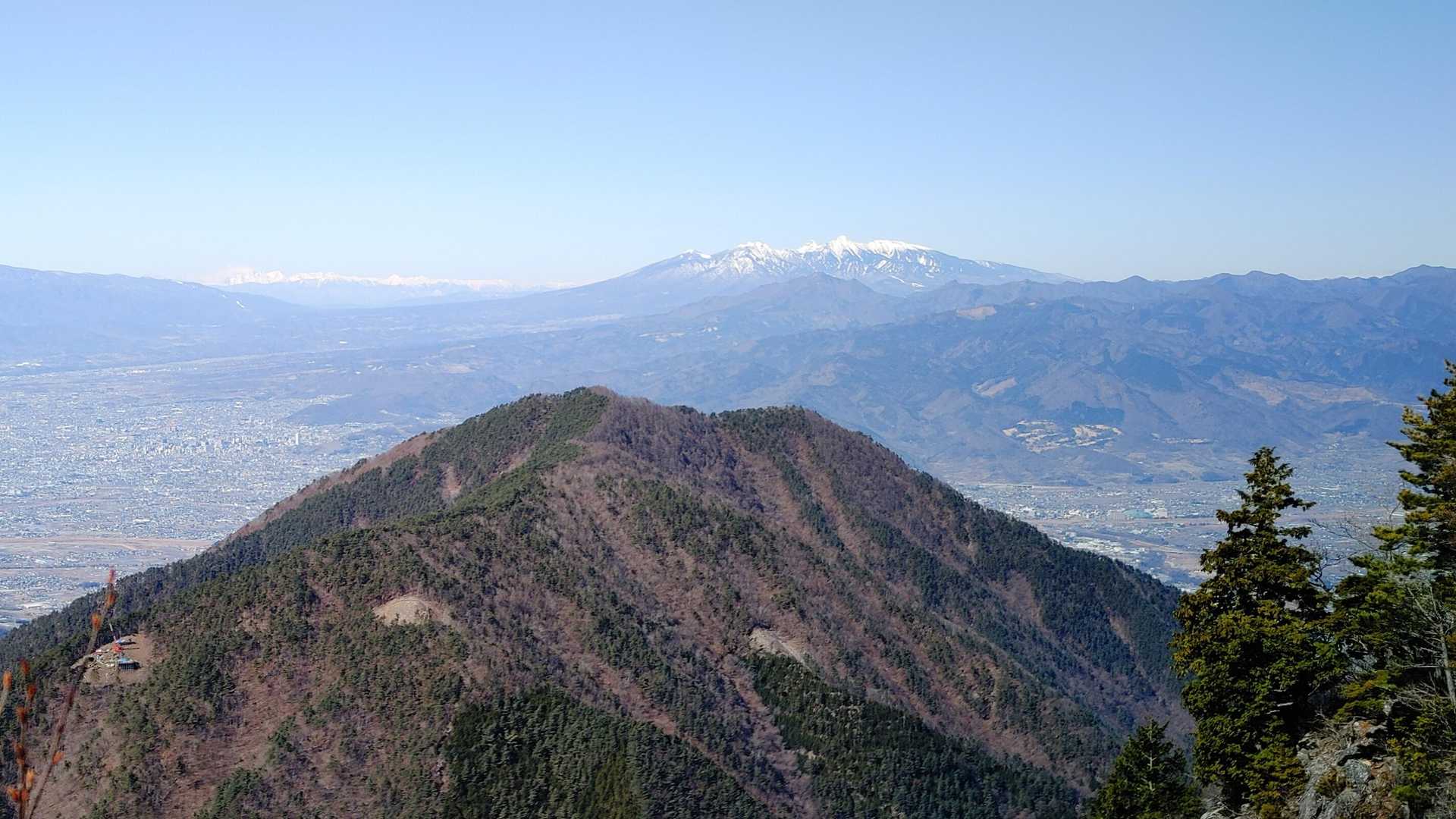 Zoom-up！
大栃山の山腹では鉄塔建設の基礎工事真っ最中。