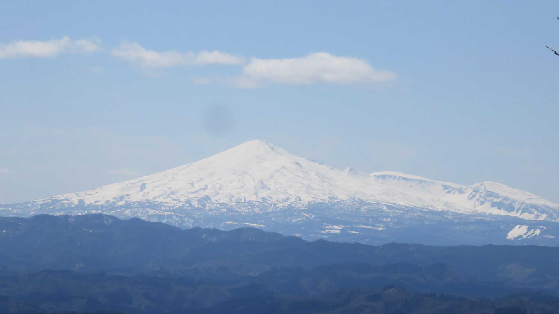 神社を過ぎ山頂に向かう途中、鳥海山がよく見えました。