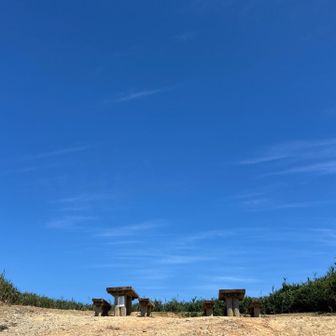 見えたー❣️山頂のベンチとテーブル^_^
青空きれーい🟦