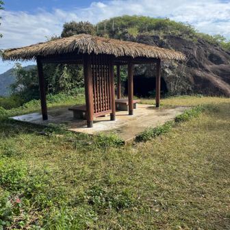遊歩道を進むと東屋と洞窟があります。