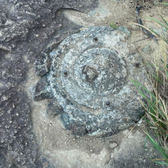 話しによると戦時中の銃座の跡らしい。