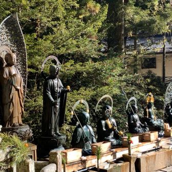 御廟橋手前の仏像群