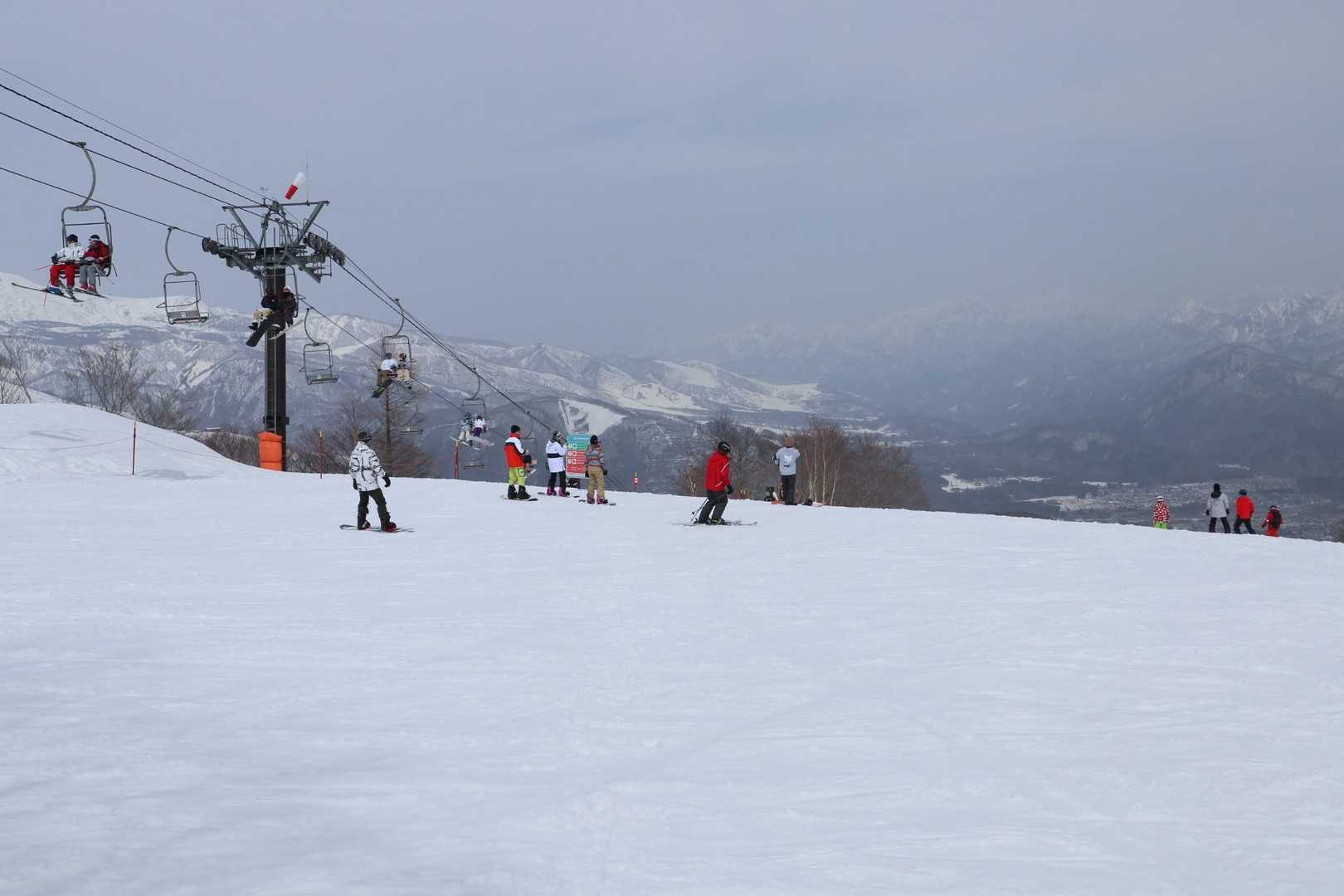 我々登山者はスキーヤー様の邪魔にならないように端の方をひっそりと歩きましょうね。
(´・ω・｀)