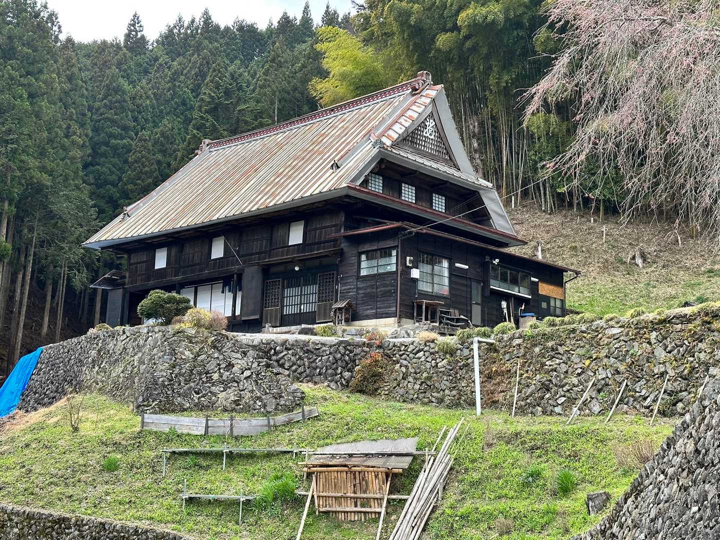 この家メッチャカッコ良い。こんな感じの田舎の家欲しいっ！勝手に撮ってすいません。