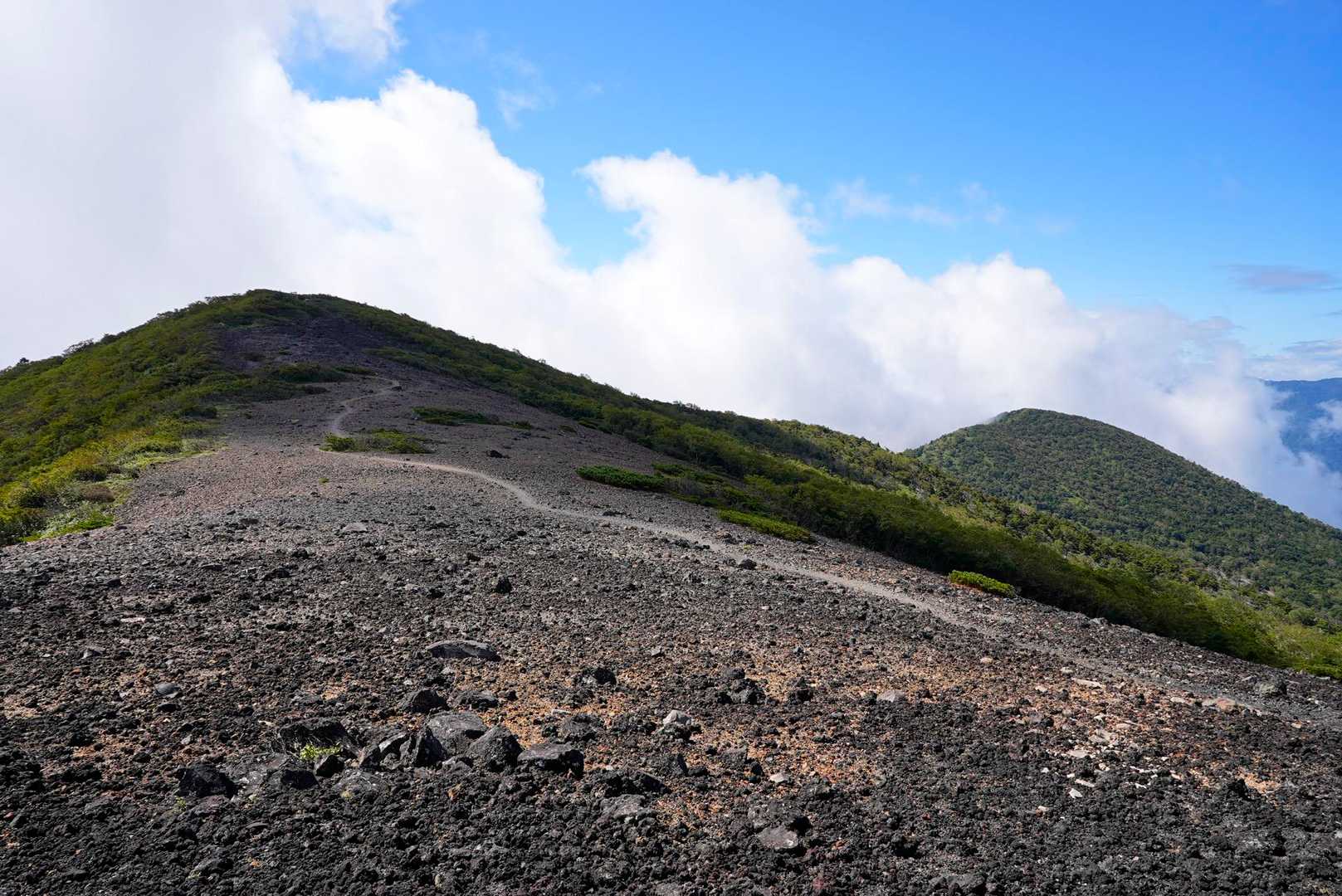 南月山