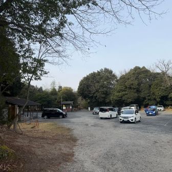 広い駐車場なので安心☺️
8：00頃に管理のおばあちゃん達が来るので、早くに停めてる方は下山時に集金されるそうです！