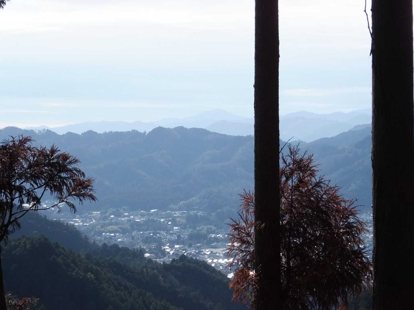 物見山を過ぎてしばらく行ったところで、眺望がほんのちょっとだけありました。
青梅の街の向こうの稜線は、ちょうど1年前に歩いた「赤ぼっこ」を中心とした稜線ですね。