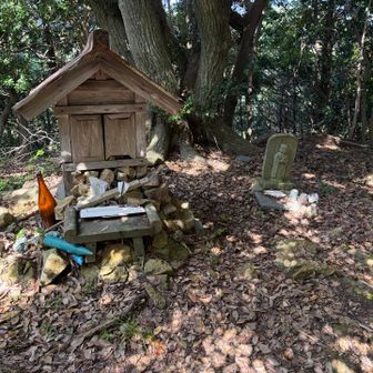 白鹿山山頂の祠とお地蔵様。