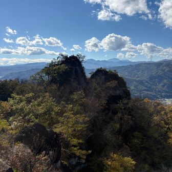 振り返って岩櫃山山頂