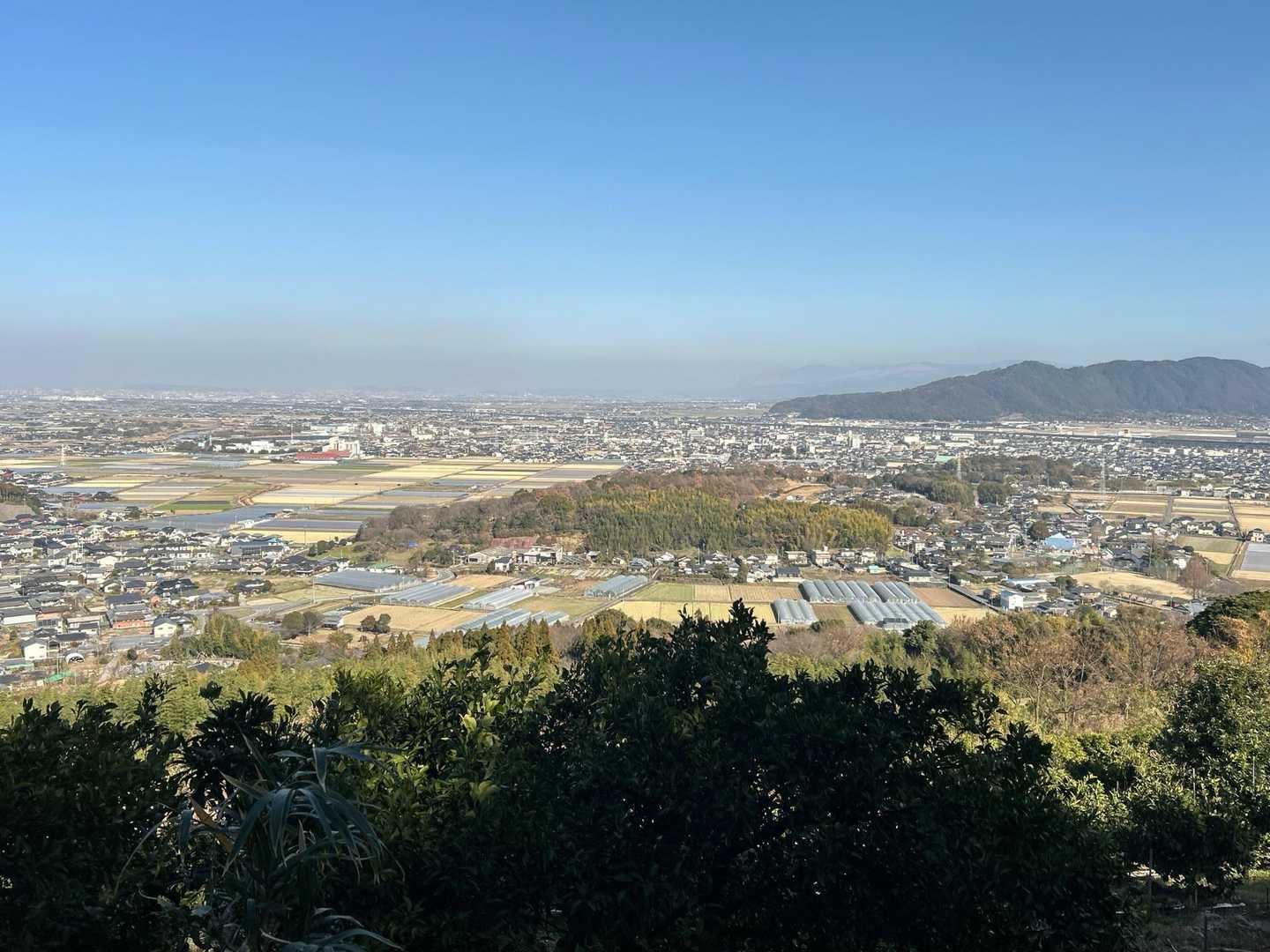 宇土市街が広がる！手前に宇土古城跡
右奥に雁回山⛰️