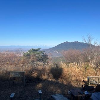 筑波山の先に日光の山並み