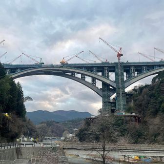 山北天空橋。左右から伸びてきた橋桁はもう繋がっていそう。ここで山北天空大橋の見学とつぶらの公園を歩いた時のルートと繋がった。