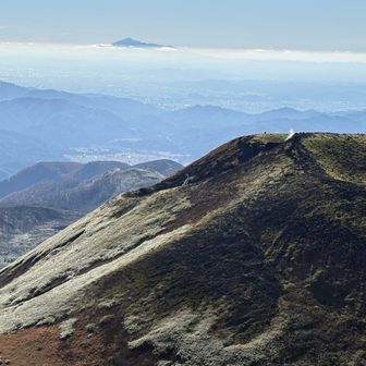 小岳からは噴気活動の煙が2箇所から出ていた