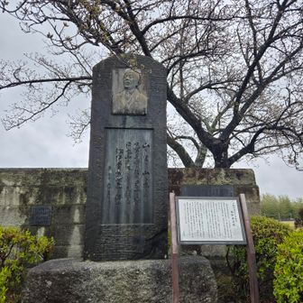 日本山岳会初代会長小島氏と共に槍ヶ岳を登頂した近代登山の先駆者岡野金次郎の顕著碑。