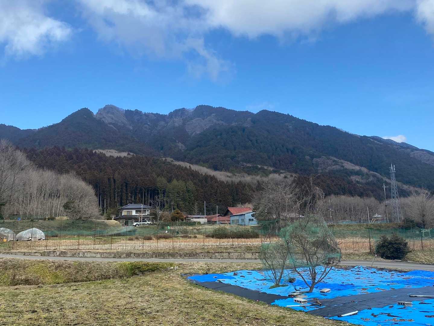 今日歩いて来た稜線が見えます⛰️
