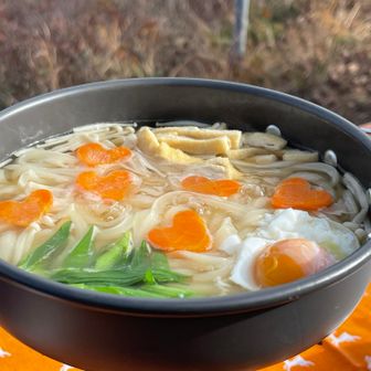 ひとりぽっちで….山飯🥰
誰もいないから….ちょっと安心😙
家にあったお揚げとエノキとにんじん🥕とネギと卵🥚のトッピング😙　ハートのにんじん🧡がグツグツ揺れてたよ🎶