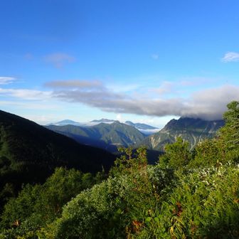左が浅間山→八ヶ岳→その奥は奥秩父でしようか→手前の雲がかかっているのは前穂高岳かと