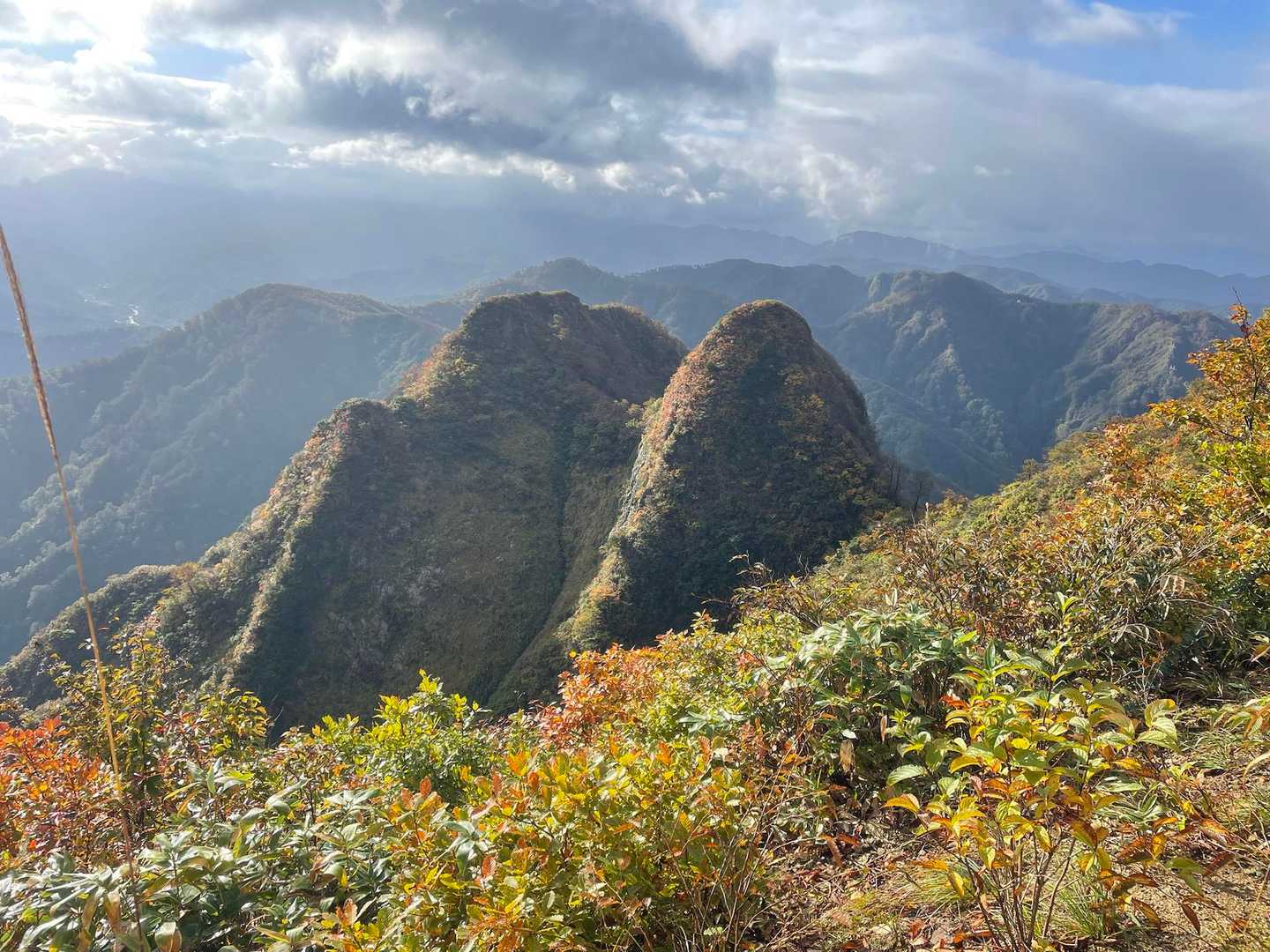 この双耳峰の紅葉、いいですねー🍁🍁