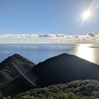 朝日の橋が美しい。東。頂山東峰（中右側）岬山（左右）