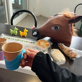 休憩室使わせていただいて、かんぴゃーーーい🍺

ひとみんが脱いだダウンとか詰めて
ヒヒン膨らませてくれた😂