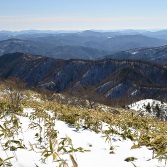 登ってきた稜線が見えてます。遠いなぁ。
