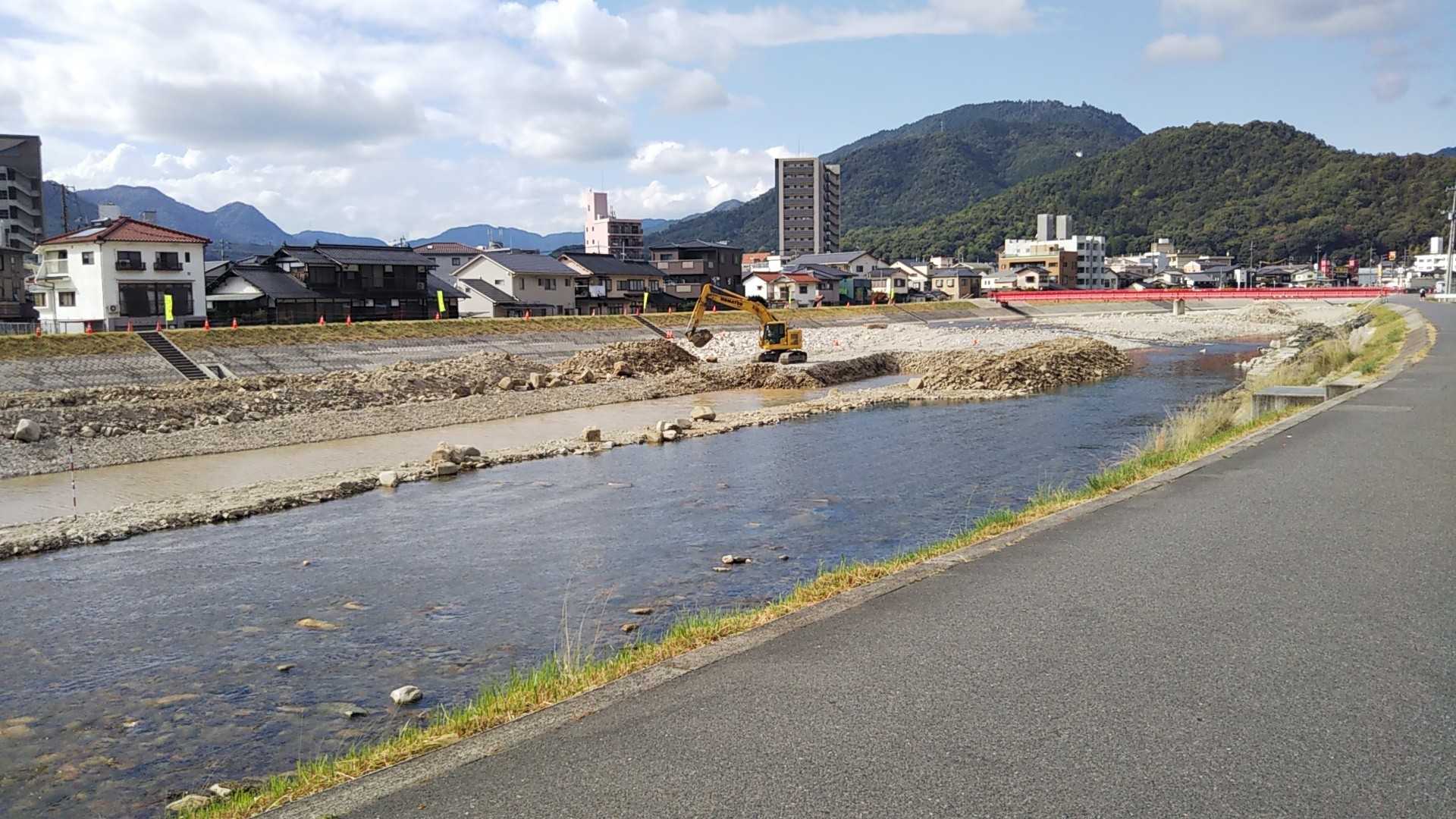 道路を歩いて駐車場所に到着
川の中で土砂を撤去してます。
今年の豪雨の影響でしょうか？
