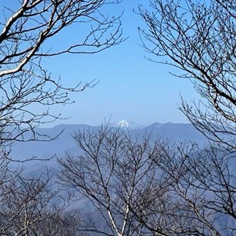 武尊山も❄️😄✨
鶏頂山も釈迦ヶ岳も、山頂は広々としていてとっても居心地良さそうな素敵な山だった😊
何だか懐が広いなぁ、と思った。
よし、下りも無事に降りよう🥾