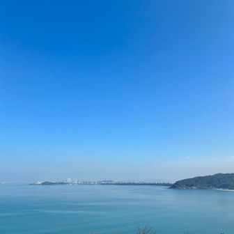 一面に広がる海・海・海✨🌊

今宿海岸を一望できる絶景ポイント

向こうには福岡タワーやドームが見えます♪

おやつ持ってくればよかったなぁ😋