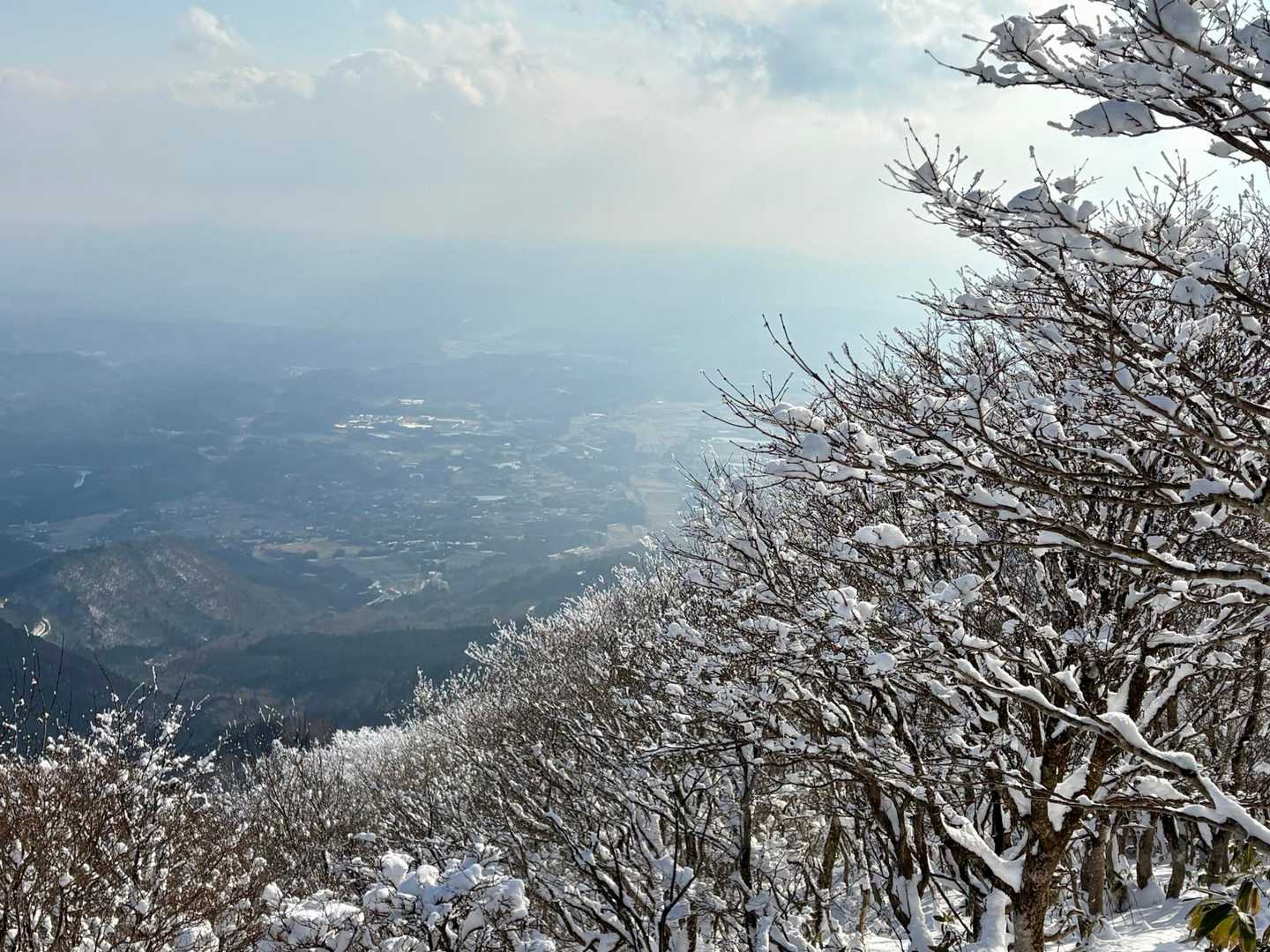 スノーシューからチェンスパに履き替えて、一気に下山。