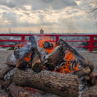 火にあたると融けるので危険です。