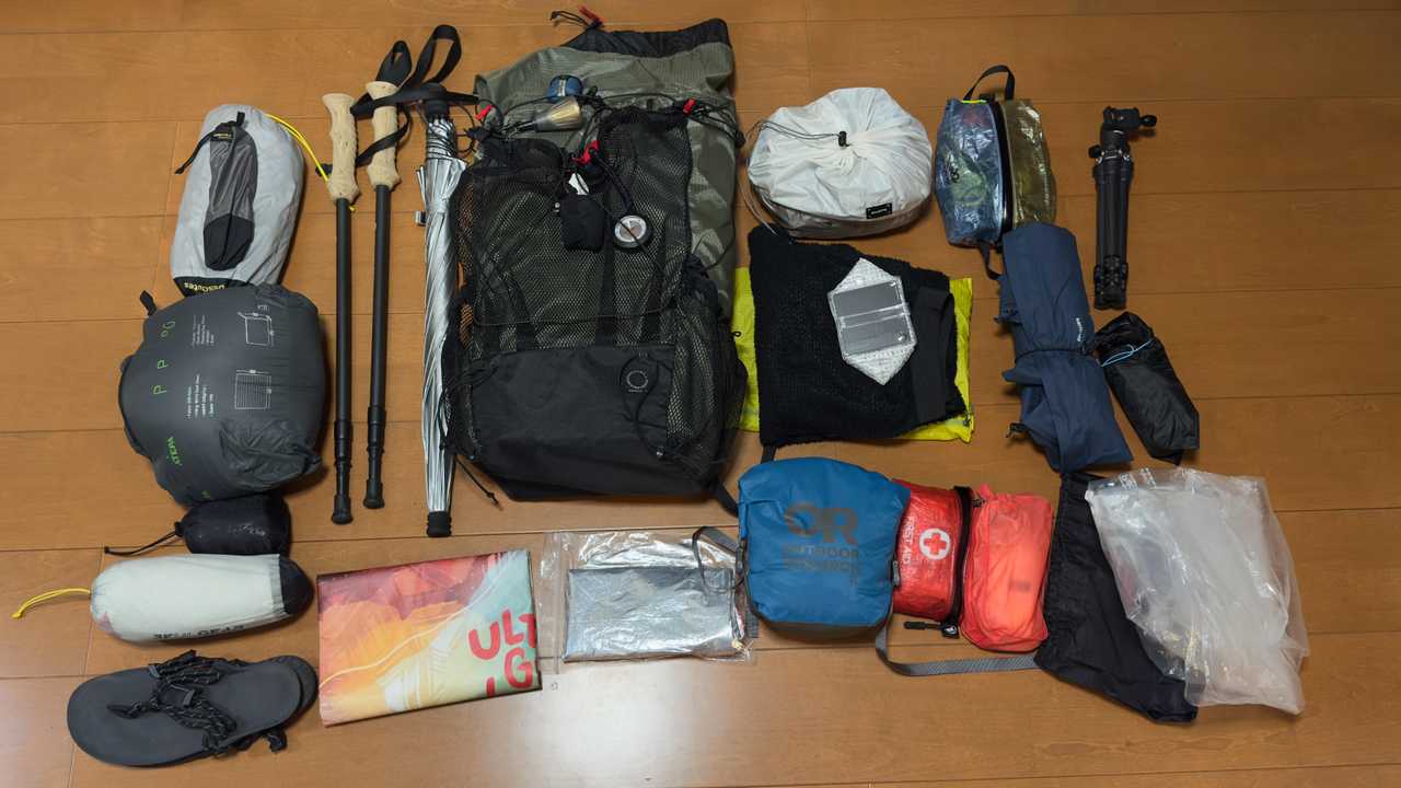 今回の装備。これにカメラ機材などを加えて、10kg弱。