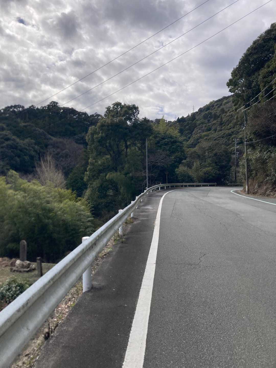 車道まで帰ってきました。
この後、青空になるんです…登山あるある
