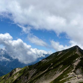 道で振り返るのは、登山道か夜道。