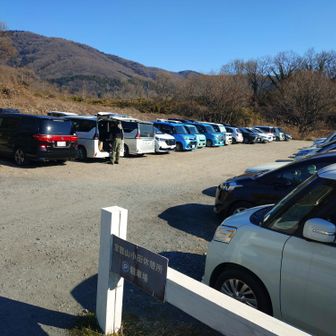 宝篋山小田休憩所は満車でしたが、しばらく待って停めることができた