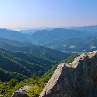 山頂部には岩🪨　
高所恐縮症なので上に登って○○ポーズやパフォーマンス等の自撮りはしません🕺🤸‍♂️🤦🏻‍♂️