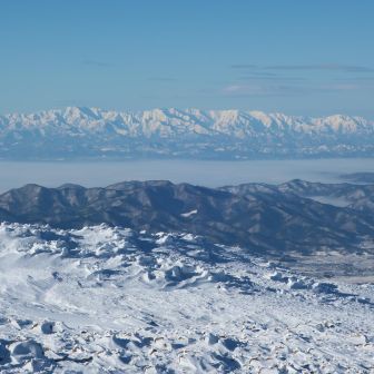 飯豊連峰と霧の米沢盆地。山が三段あるみたい