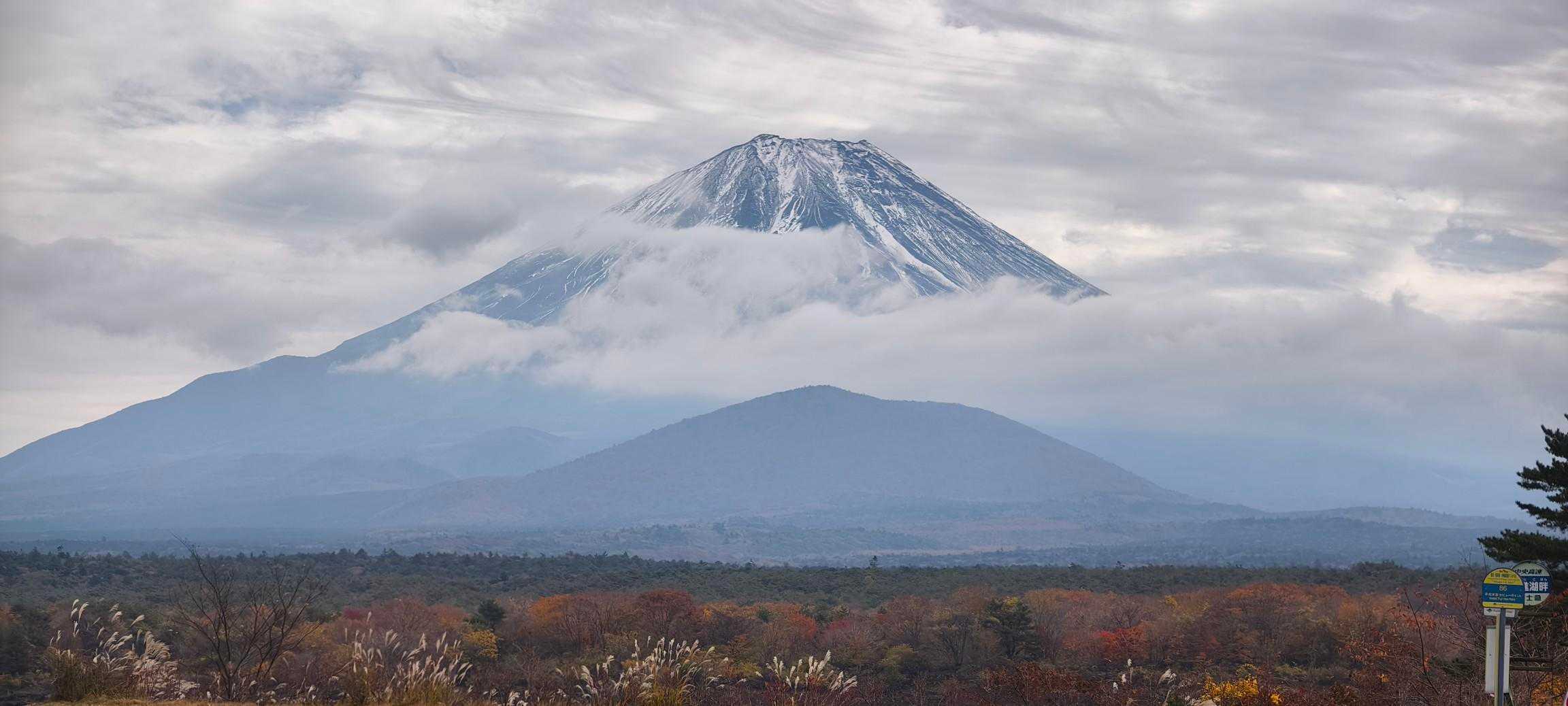 駐車場からの富士山
雲がね…