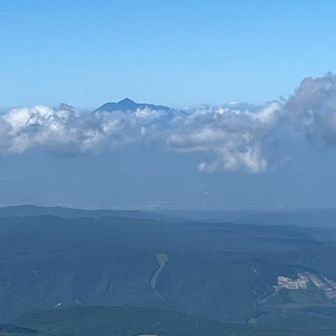 雲の上に岩木山
