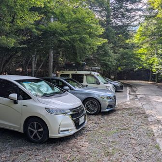ホテルで、しっかり朝食を取り、
駐車場までやってきました。
車道は、運転しやすい道だったようです。