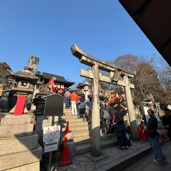 山頂はお参りする人の行列ができてました