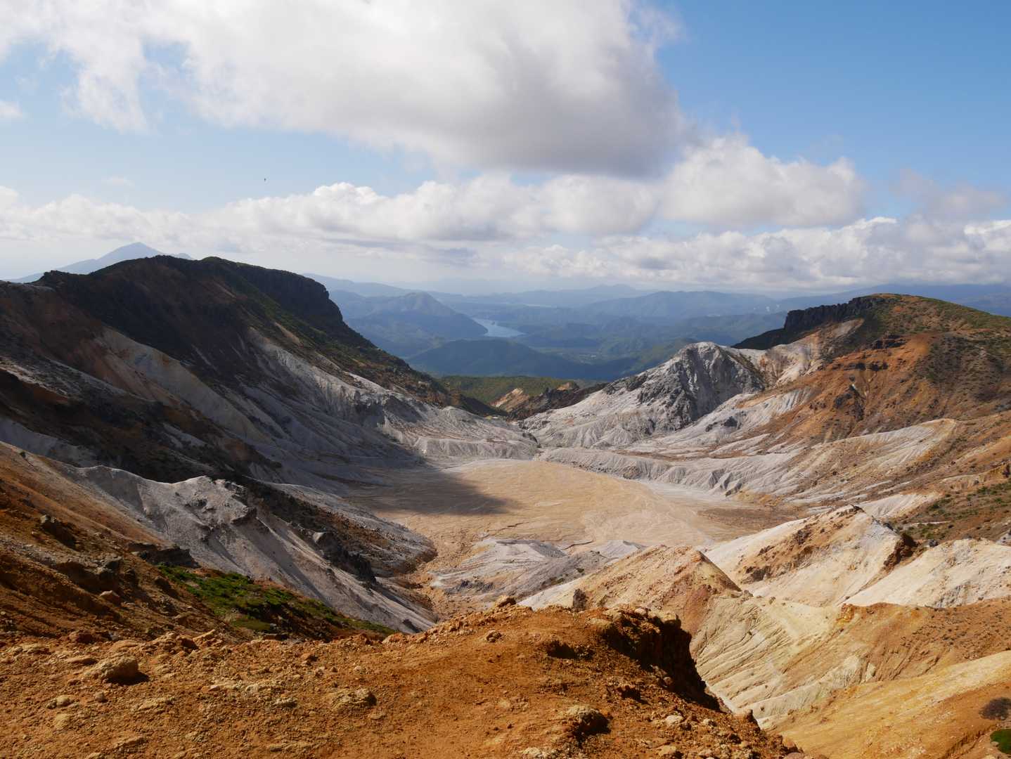 安達太良山 | 初心者も楽しめる、硫黄の香りと火口の迫力を360°のパノラマでの写真