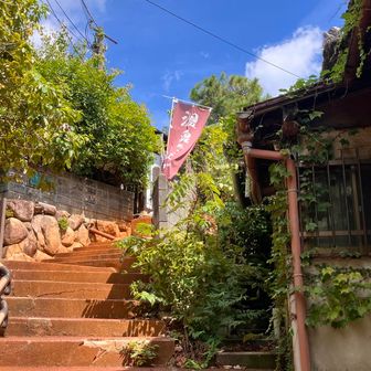 天神泉源に続く階段道。