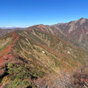 御影森山の山頂から。
歩いてきた大朝日岳からの稜線を振り返る。