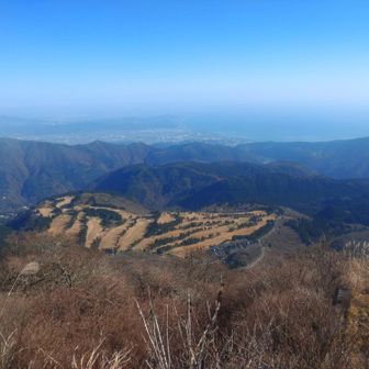 こちらは小田原とその右に相模湾、晴れてるぅー